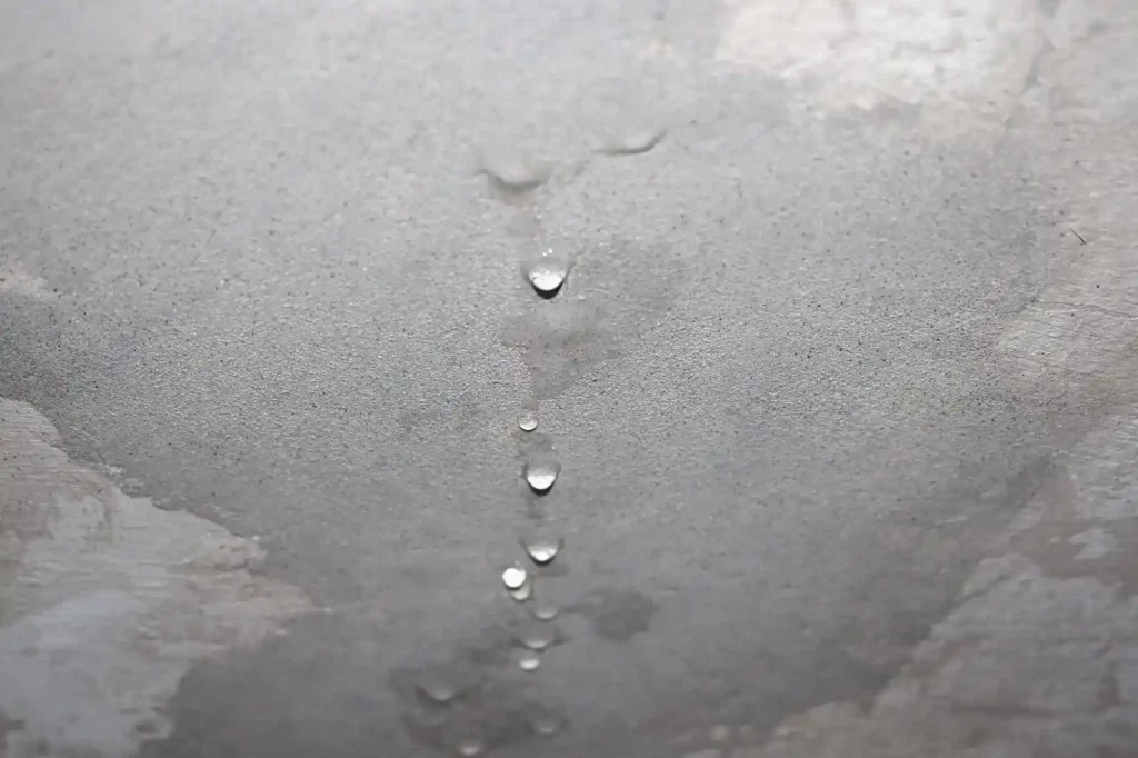 Wasser tropft durch die Decke? Rohrbruch sofort beheben – Wasserschaden Dinslaken